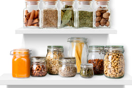 Como organizar os armários da cozinha e otimizar espaço?